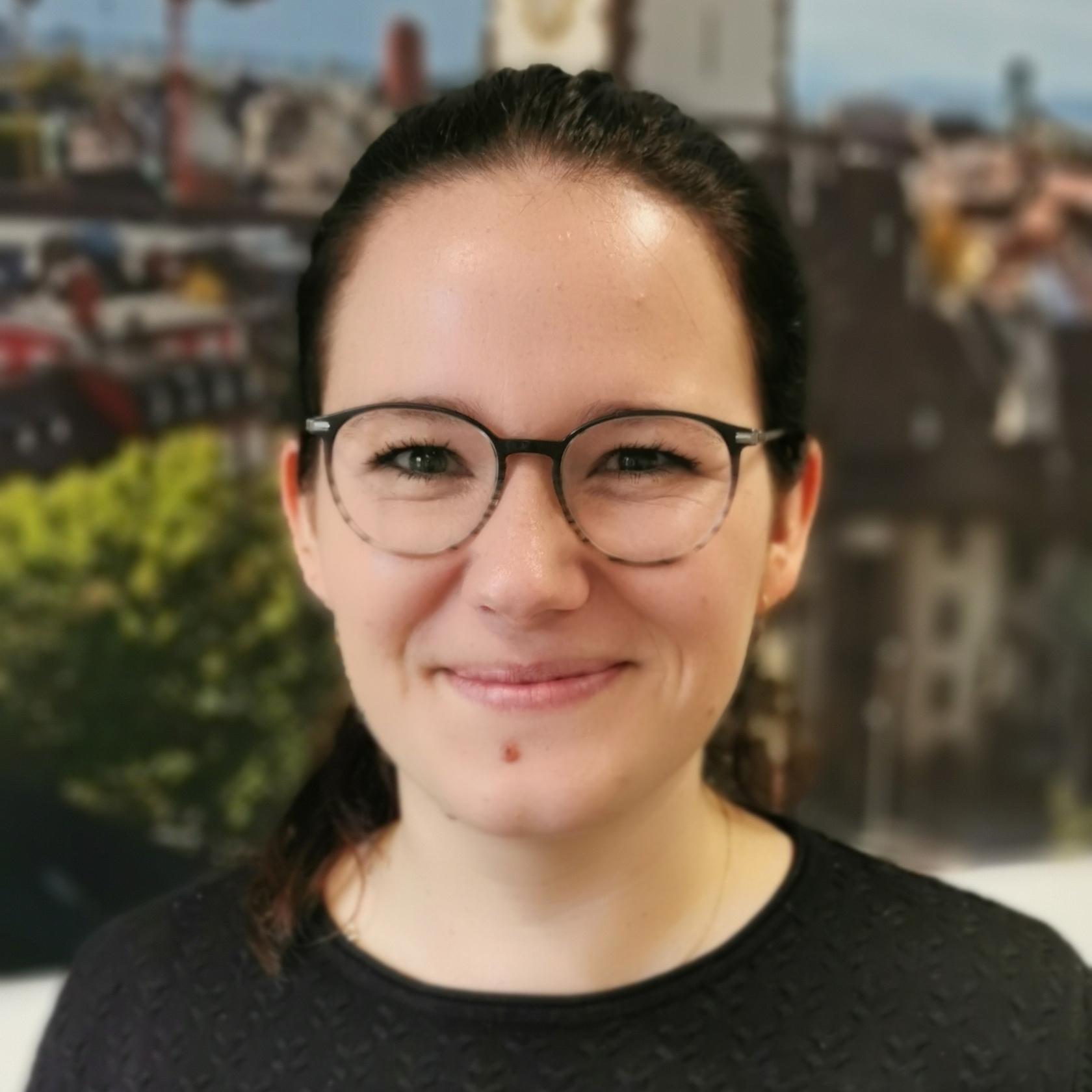 Freundliches Portraitfoto von Katrin Pohl