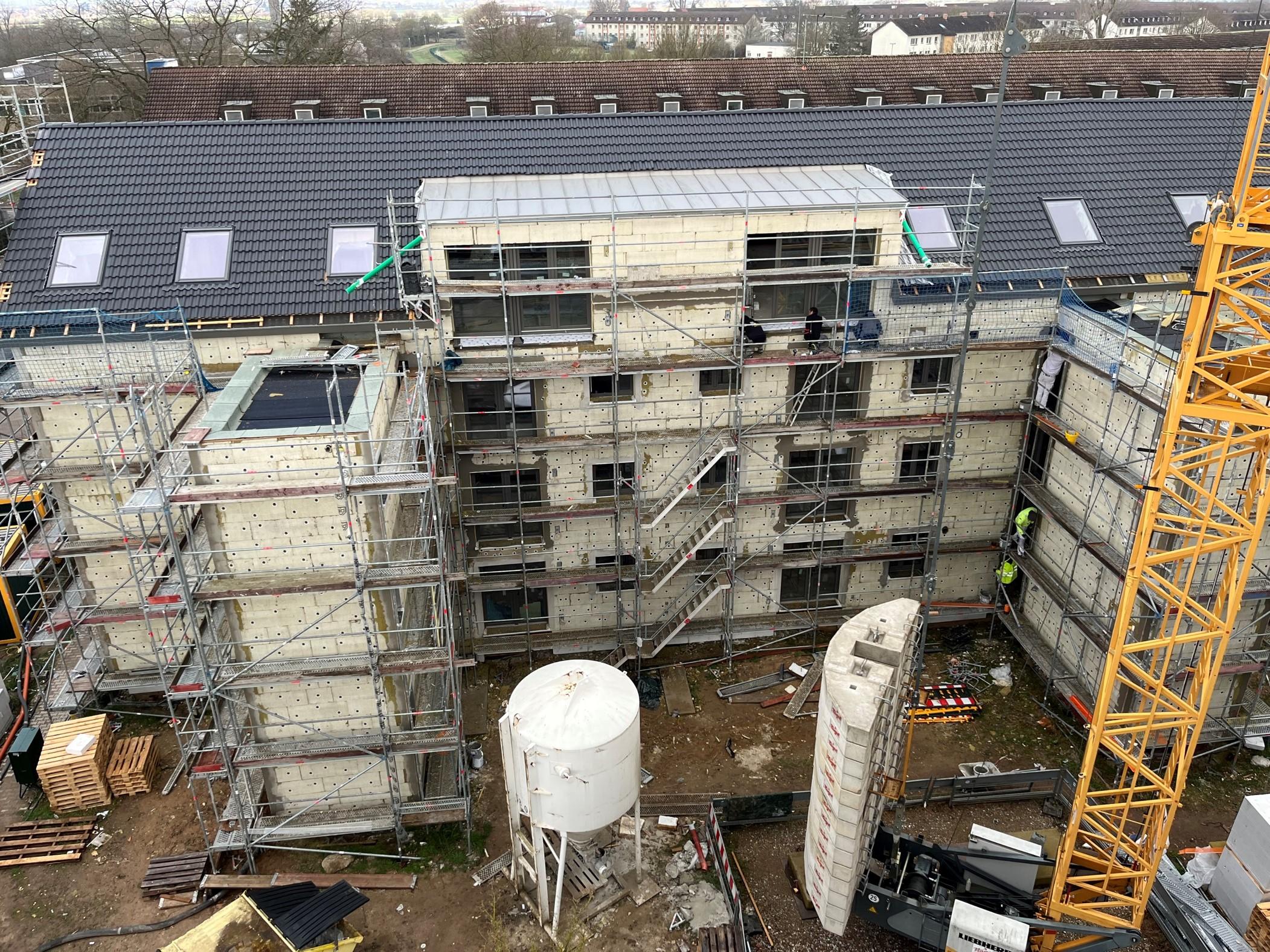 Schrägluftbild eines Wohnblocks mit einfacher Aufstockung
