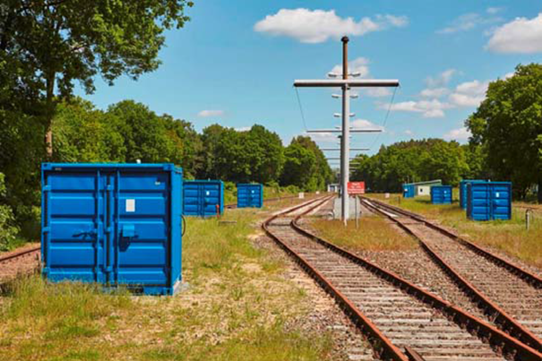 Fotografie Ehemaliges Verladegleis mit Containern der Grundwasser-Sicherung-Anlage