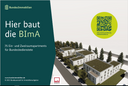 Bauschild mit der Aufschrift "Hier baut die BImA" und einem QR-Code