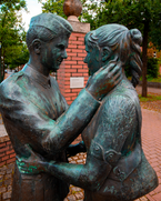 Statue von einem Soldaten und einer Frau 