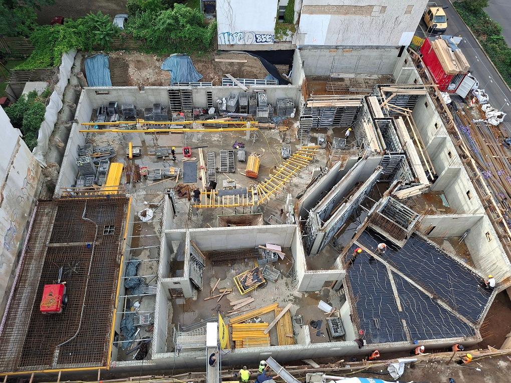 Blick von oben auf eine Baustelle von innen.