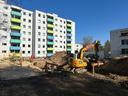 Baustelle vor einem Mehrfamilienhaus