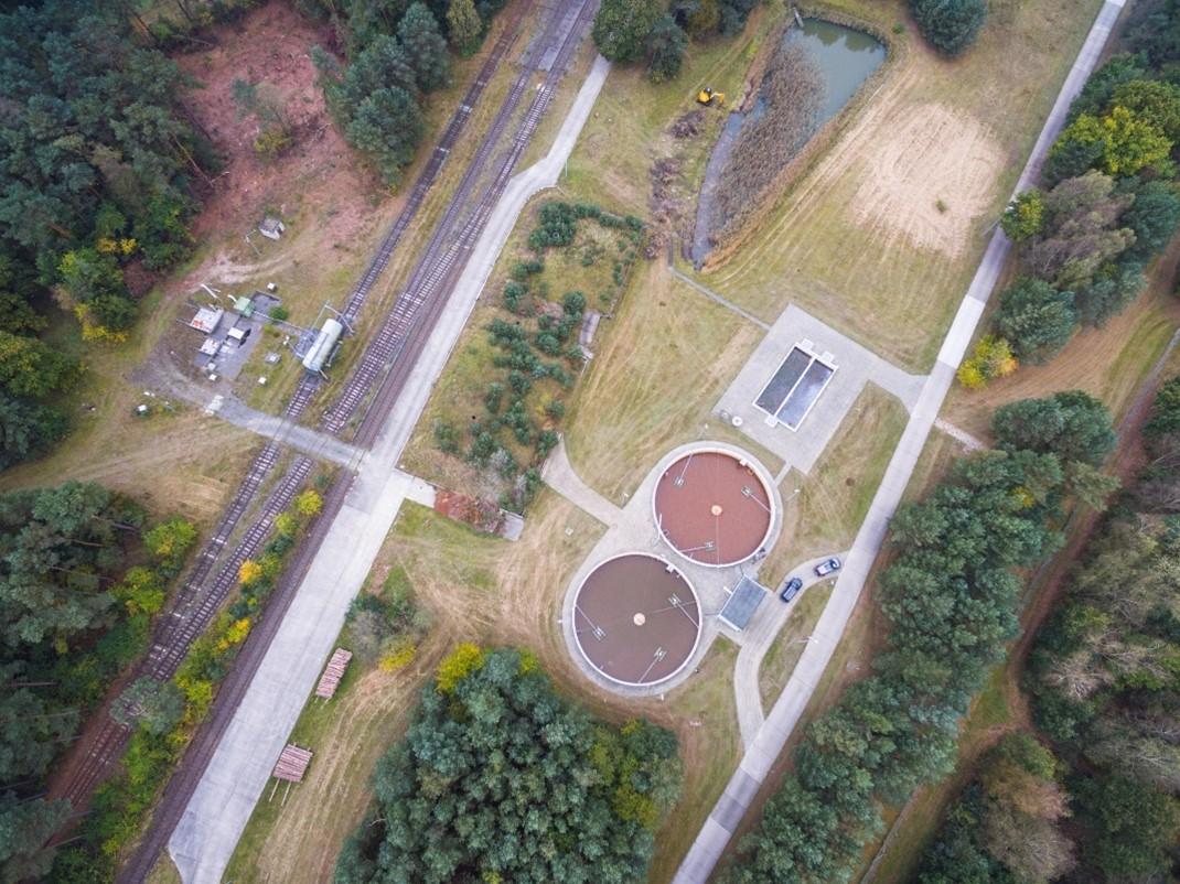 Luftaufnahme des Verladebahnhofs I mit Kläranlage und Löschteich