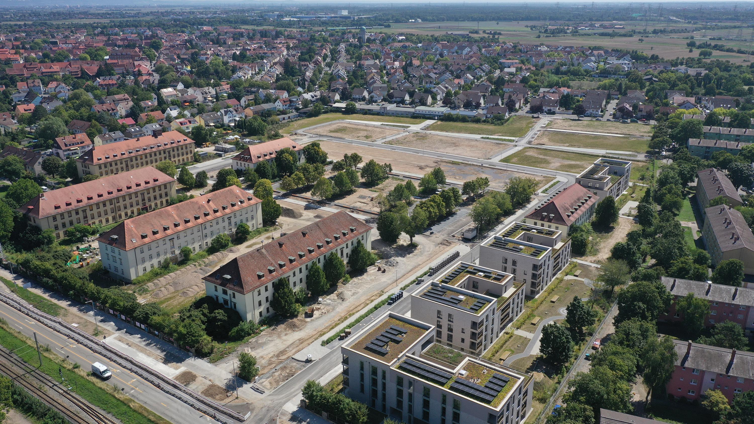 Blick von oben auf Wohnviertel mit Blöcken und Brachflächen