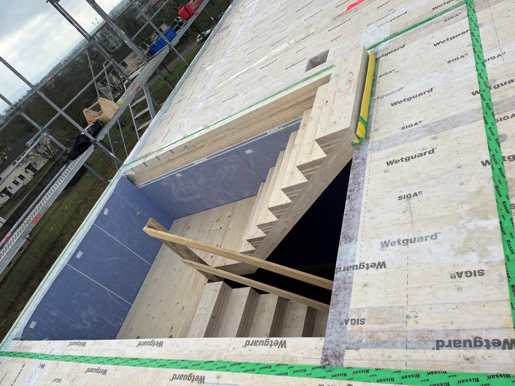 Blick von Dachgeschoss in Innenraum des Treppenhauses