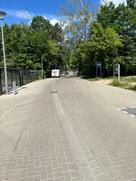 Blick auf eine leere Straße