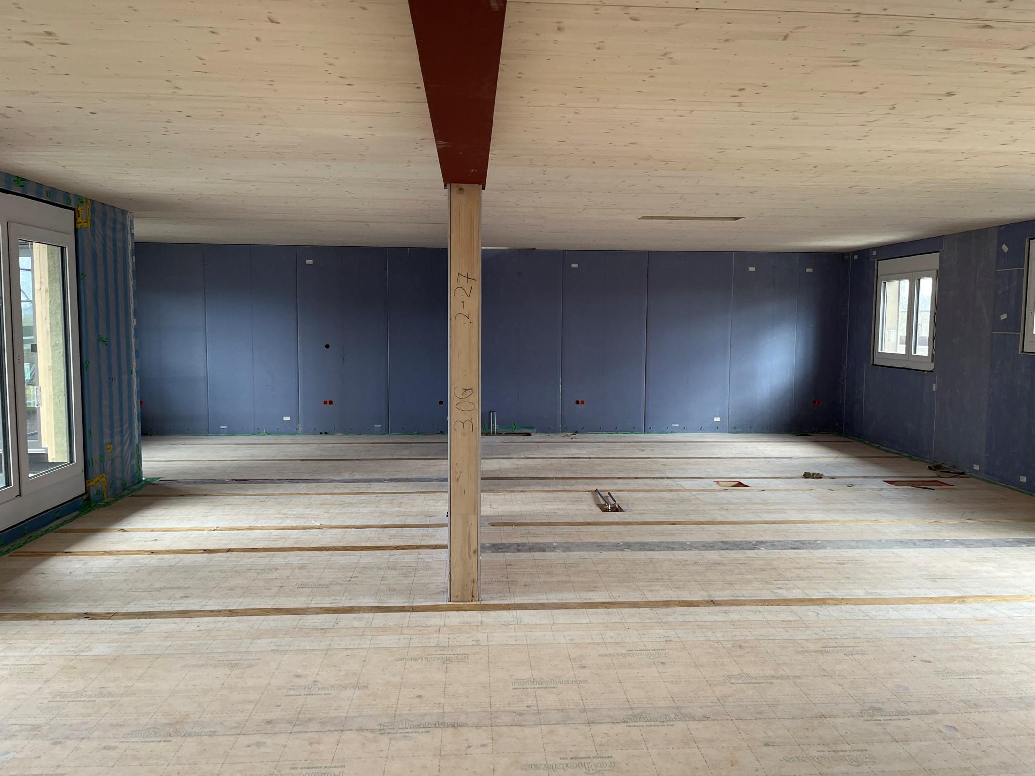 Innenaufnahme des Dachgeschosses, zeigt Wandverkleidung, Decke- und Boden