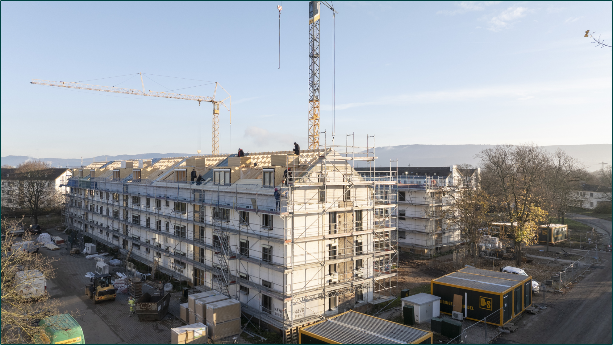 Luftbildaufnahme mit Blick auf einen Wohnblock im Bau