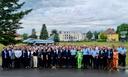 Gruppenfoto vieler Personen in festlicher Kleidung