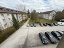 Parkplatz und Wohnhäuser