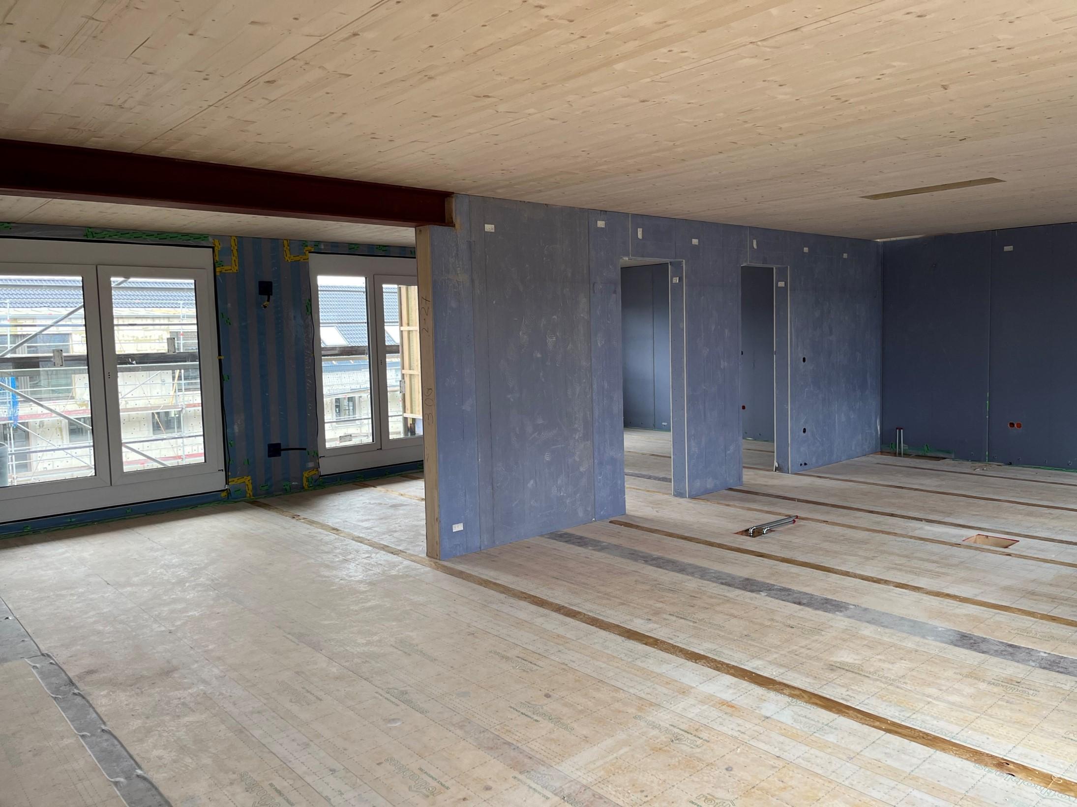 Innenaufnahme des Dachgeschosses, zeigt Wandverkleidung, Decke- und Boden