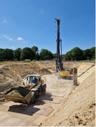 Fotografie zweier Baufahrzeuge in Baugrube