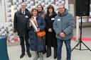 5 Personen posieren für ein Gruppenfoto