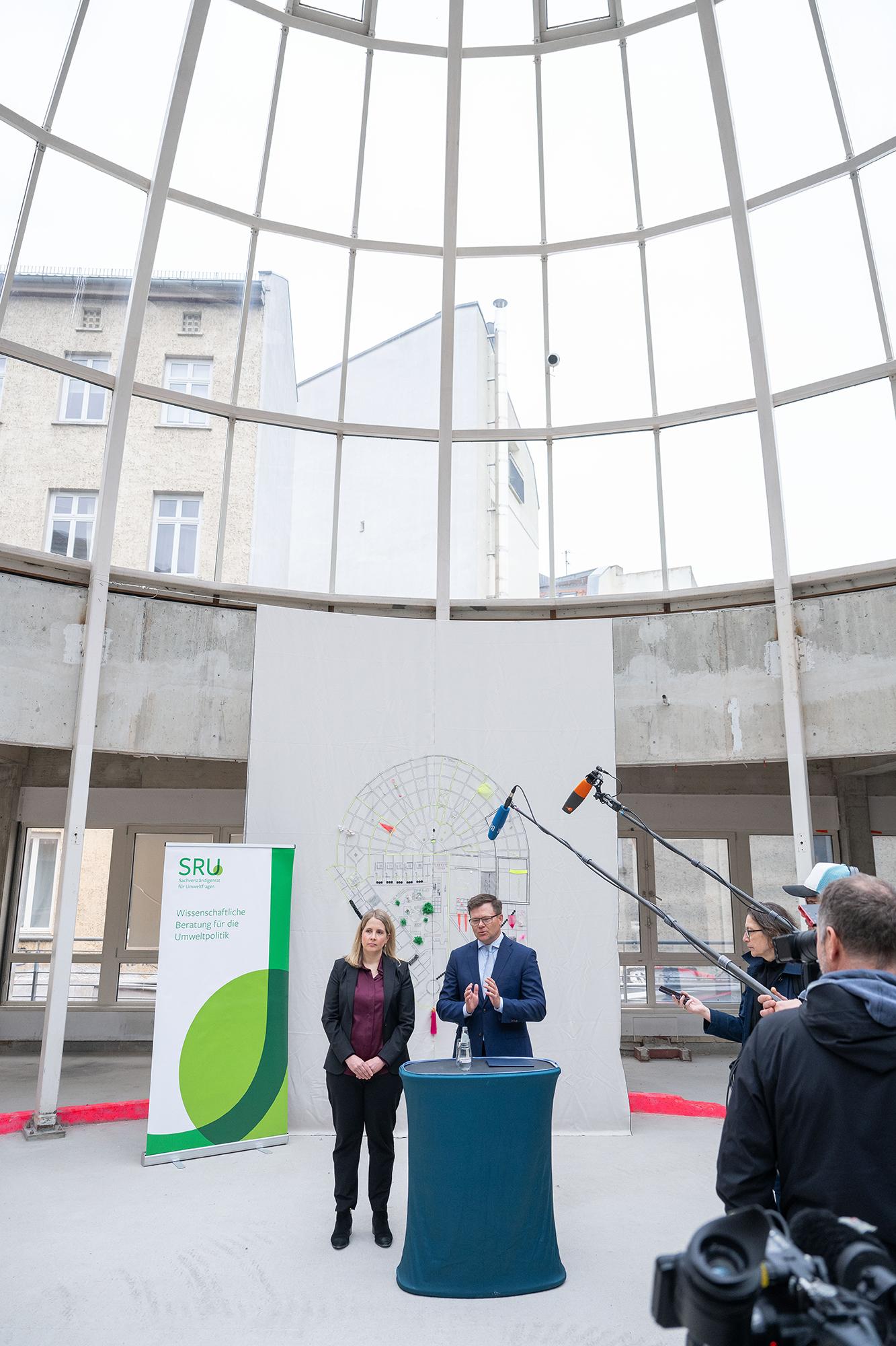 Zwei Personen an einem Rednerpult