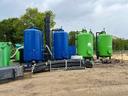 Fotografie einer Grundwasser-Reinigungsanlage (GWRA) mit vier sichtbaren Tanks