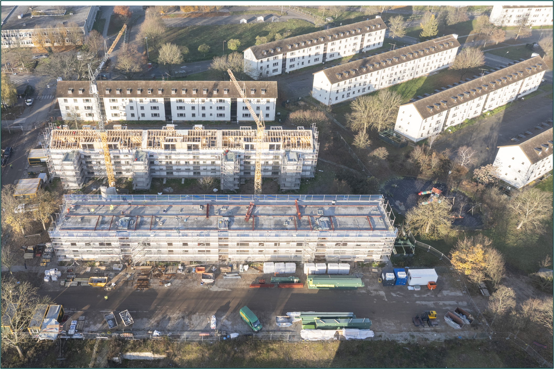 Luftbildaufnahme mit Blick auf mehrere Wohnblöcke im Bau