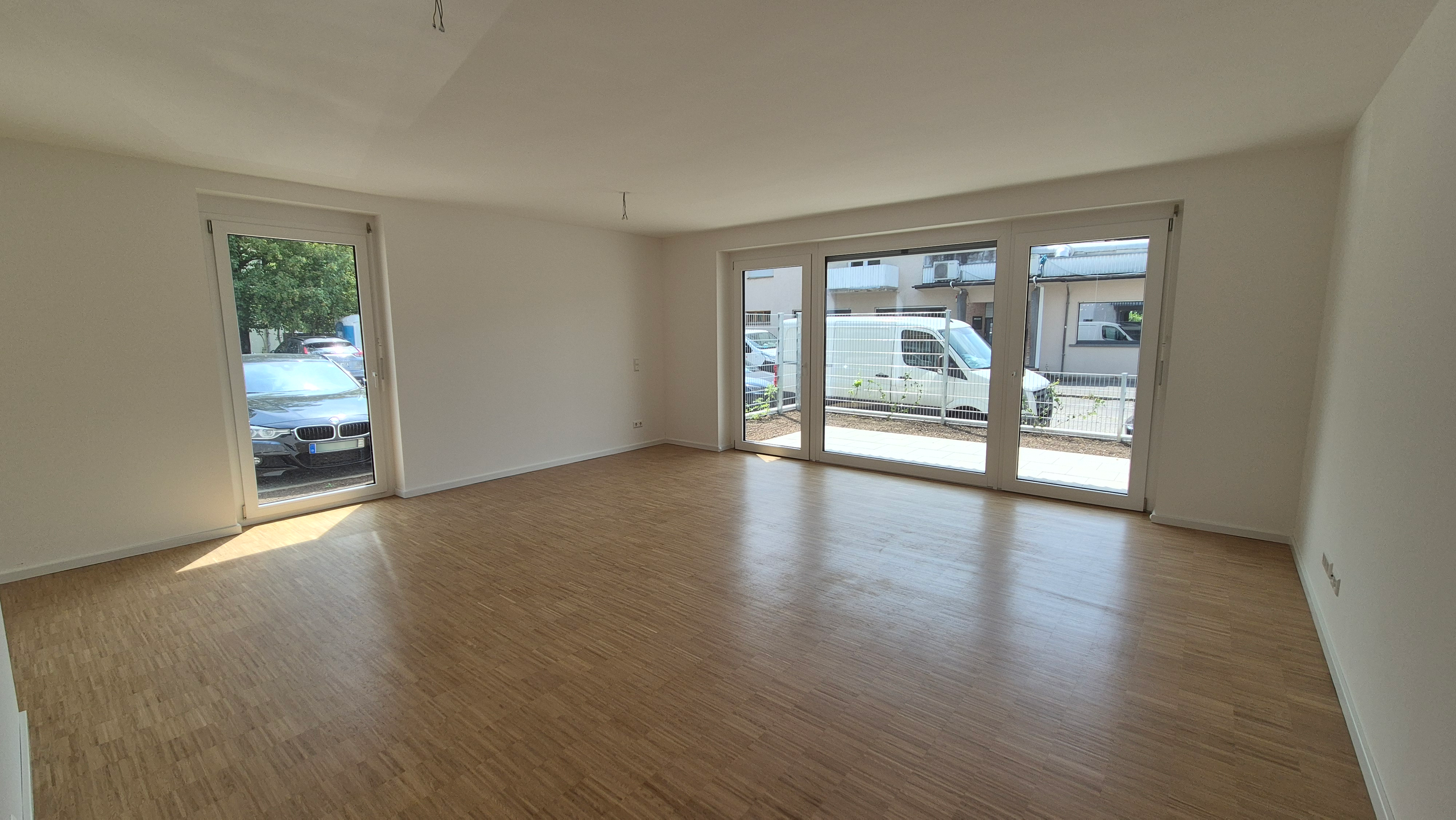 Foto eines leeren Wohnraums mit tiefen Fenstern