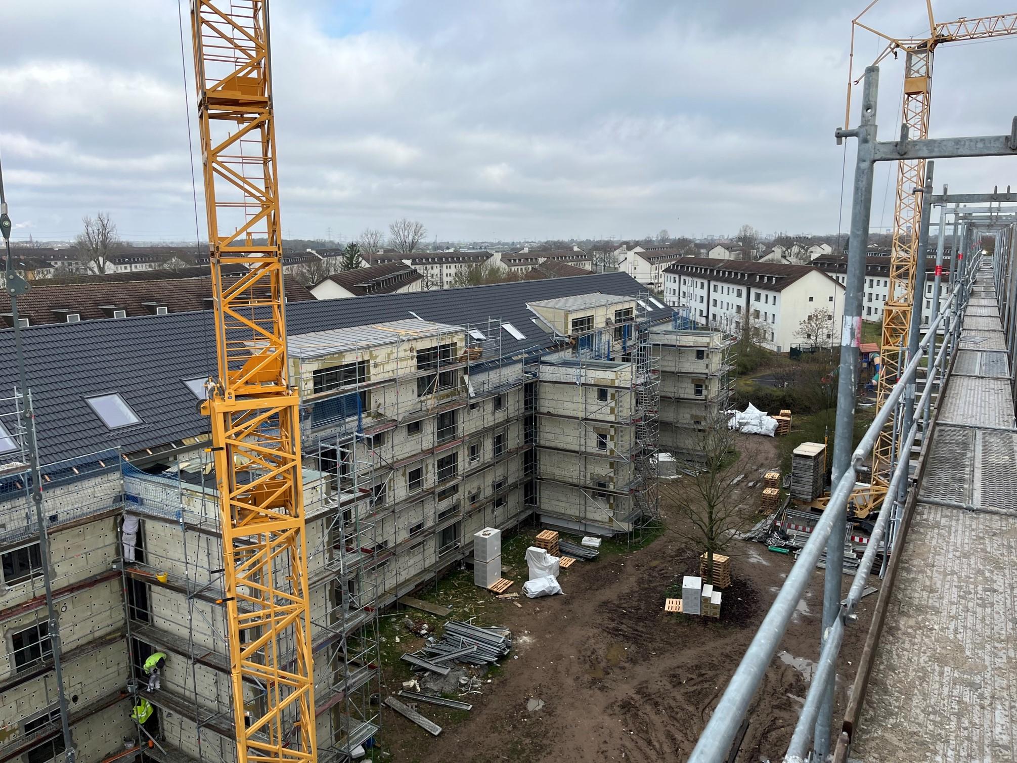 Schrägluftbild eines Wohnblocks mit einfacher Aufstockung