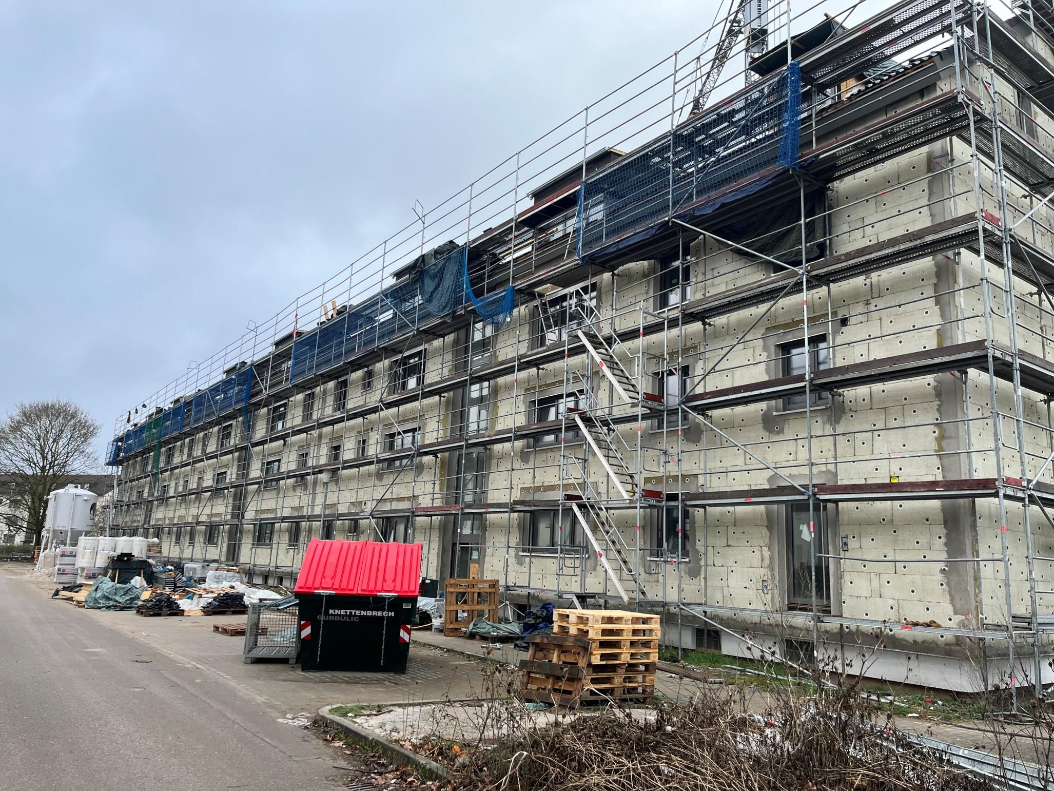 Foto von Fassadenarbeiten an einem Wohnblock
