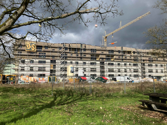 Seitenansicht eines Wohnblocks mit doppelter Aufstockung
