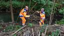 Die Flusswerker Marko Bätzel (links) und Norbert Sebera bauen einen Biberdamm im Leinakanal zurück. Zwischen Emleben und Sundhausen sind die geschützten Nager besonders aktiv. © Funke Medien Thüringen | Dirk Bernkopf 