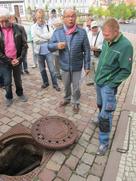 Oberbürgermeister Knut Kreuch zeigt bei einer Stadtführung den Leinakanal auf dem Gothaer Hauptmarkt