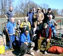 Eine engagierte Gruppe. Besonders dem Wildwuchs konnte am Mauerwerk der Brücke der Kampf angesagt werden. Foto: W. Möller