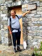 Karl Perfler am neuen Waalerhaus des Tscharser Schnalswaals