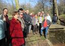 Vereinsvorsitzender der Schlingelfreunde Jürgen Becker (auf dem Abschlagbauwerk zum Kleinen Parkteich sitzend) und Janette Richter (4. von rechts) unterrichten die Mitglieder der Seniorenakademie über den Leinakanalverlauf im Schlosspark. Foto: Wolfgang Möller