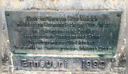 An der Innenseite der Staumauerkrone wird auf die Schöpfer des wasserwirtschaftlichen Bauwerkes hingewiesen. © Peter Riecke