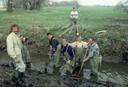 Leinafege - Der Kanal wird von Schlamm und Wildwuchs befreit
