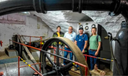 Viel Technik auf engem Raum: Thomas Schierhorn (von links, Sachbearbeiter Stadtgrün/Gewässer), Hans-Georg Kühm (Freundeskreis Leinakanal), Schweißer Steffen Will und Kläre Seemann von der unteren Denkmalschutzbehörde schauen sich gemeinsam das technische Denkmal an.