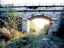 Wo in der Zeit von 1847 bis 1994 die Züge unterm Aquädukt des Leinakanals durchbrausten, kann man heute per pedes lustwandeln. Nach dem Rückbau der Gleise erobert sich die Natur das Terrain langsam zurück. Foto: RA