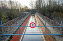 Nach anfänglichen Verbotsschildern hat die Stadt Gotha jetzt die Aquädukt-Brücke mit Gittern absperren lassen. Ein Durchkommen für Fußgänger ist nicht mehr möglich. DIRK BERNKOPF