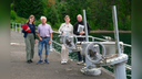 Larissa Kurz von der Öffentlichkeitsarbeit der Thüringer Fernwasserversorgung; Olaf Graf, der regelmäßig Touristen zur Staumauer führt; Undine Rausch von der Tambach-Dietharzer Tourist-Information und Betriebsleiter Hans-Dieter Linz (von links) auf der Staumauer an den Ablass-Schiebern. © Peter Riecke