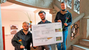 Fiete Strathmann (von links), Marian Müller (Mütze) und Hannah König haben als angehende staatlich geprüfte Bautechniker für Bauerneuerung/ Bausanierung eine Sanierungskonzeption für das Aquädukt am Leinakanal erstellt. DIRK BERNKOPF (3)