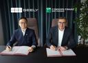Vertragsunterzeichnung; Zack Zhang, Managing Director Deutschland & CPO Geely Auto Europe, Michel Thebault, CEO von Consors Finanz (Bild-Quelle: Consors Finanz)