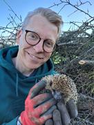 Christian, ein Mitarbeiter von Consors Finanz, mit einem Igel in den Händen.