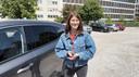 Astrid Drechsel-Grau steht nach der Testfahrt auf dem Parkplatz des Büros und lächelt zufrieden. 