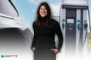 Astrid Drechsel-Grau als Protagonisiten des Textes im Portrait vor einem Hintergrund: Einem E-Auto-Supercharger.