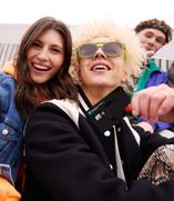 Zwei junge Frauen halten gut gelaunt eine Kreditkarte in der Hand