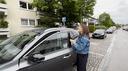Astrid Drechsel-Grau öffnet die Fahrertür, um wieder in das Auto zu steigen.