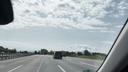 Ausblick aus der Frontscheibe eines E-Autos auf die Autobahn Richtung Rosenheim bei München. 