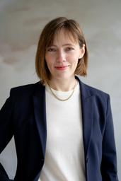 Miriam Reitz, Geschäftsführerin von IW JUNIOR, schaut lächelnd in die Kamera.