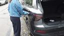 Astrid Drechsel-Grau schließt das Ladekabel wieder vom Elektroauto ab.