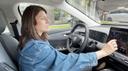 Astrid Drechsel-Grau als Protagonistin sitzt im E-Auto und wählt auf dem Navi eine Schnelladesäule im Landkreis Rosenheim bei München aus. 