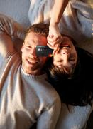 Junge Frau mit Kreditkarte in der Hand