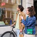 Mann und Frau vor einem Schaufenster eines Geschäfts