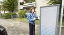 Astrid Drechsel-Grau steht vor der Ladesäule und hält die Ladekarte an das Terminal.